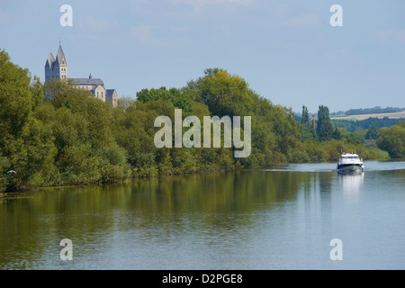 Blick über die Lahn mit der St. Lubentius-Basilika Stockfoto