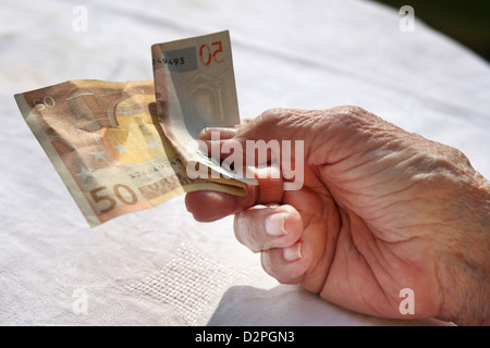 Berlin, Deutschland, die Hand eines Rentners mit einer Euro-Schein Stockfoto