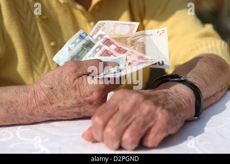 Berlin, Deutschland, Pensionär Banknoten in der Hand hält Stockfoto