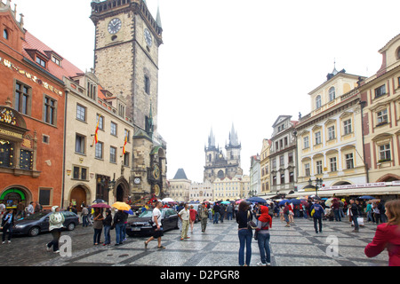 Prags Altstädter Ring voller Touristen, mit der astronomischen Uhr, farbenfrohen Gebäuden und der gotischen Kirche Týn unter einem bewölkten Himmel Stockfoto