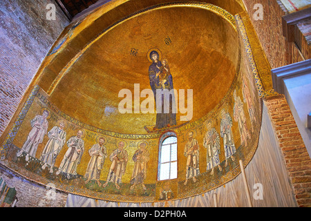 Byzantinischen Mosaiken der Jungfrau Maria mit Kind über dem Altar der Kathedrale Santa Maria Assunta, Torcello Venedig Stockfoto