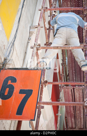 Arbeiter auf Gerüsten, Lissabon Stockfoto