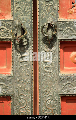 Dekorative Tür im Palast der verbotenen Stadt in Peking, China Stockfoto