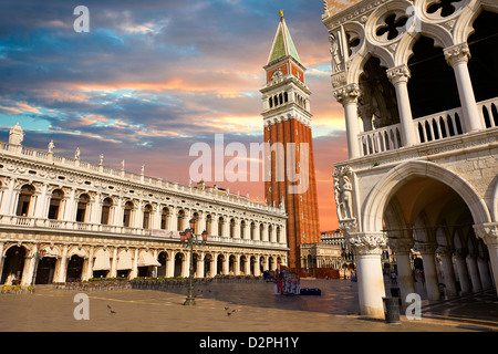 Markusplatz Campinale & Dogenpalast und auf der linken Seite der Biblioteca Nazionale Marciana Venedig Stockfoto