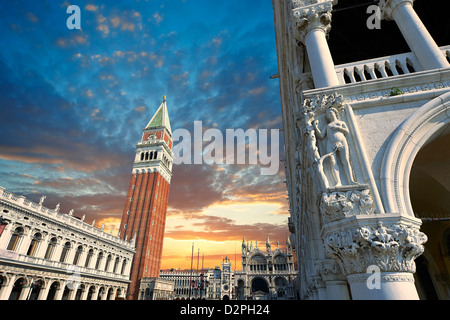 Markusplatz Campinale & Dogenpalast und auf der linken Seite der Biblioteca Nazionale Marciana Venedig Stockfoto