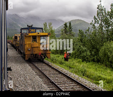 28. Juni 2012 - Denali Borough, Alaska, USA - eine Arbeit-Crew und ihre Ausrüstung auf den Spuren der Alaska Railroad zwischen Denali Nationalpark und Cantwell. Die Eisenbahn ist die bevorzugte Methode des Erreichens dieser legendären Nationalpark erlaubt Reisenden und Touristen einen Blick auf die unberührte schöne Wildnis Alaskas. (Kredit-Bild: © Arnold Drapkin/ZUMAPRESS.com) Stockfoto