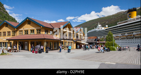 Flåm-Norwegen ist ein Dorf auf dem Sognefjord, dem größten Fjord in Norwegen.  Flåm ist ein viel befahrenen touristischen und Hafen für Kreuzfahrtschiffe. Stockfoto