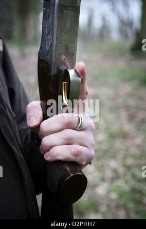 Nahaufnahme von einem mans Hand hält eine doppeltes Federhaus Schrotflinte. Stockfoto