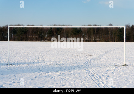 Schneebedeckte Fußball Tonhöhe North East England UK Stockfoto