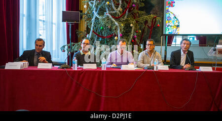 Paris, Frankreich. Französische LGTB N.G.O. Gruppen treffen sich, um Vorbereitungsstrategien für HIV-Prävention mit Sidaction und AVAC zu diskutieren. (L-R) Jean-Michel Molina, Stephen Karon, Christophe Martet, Bruno Spire, Willy Rozenbaum, Diskussionsforum aus Rednern, séminaire france, franzosen in hiv Aids Stockfoto