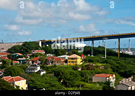 Königin Juliana Brücke führt Verkehr über St. Anna Bay Kanal in Willemstad, Curaçao Stockfoto