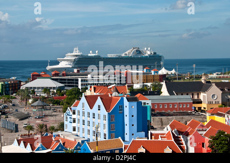 Über Ansicht Otrobanda Seite von Willemstad dock zeigt niederländische Architektur und Kreuzfahrt Schiff auf Curacao Stockfoto