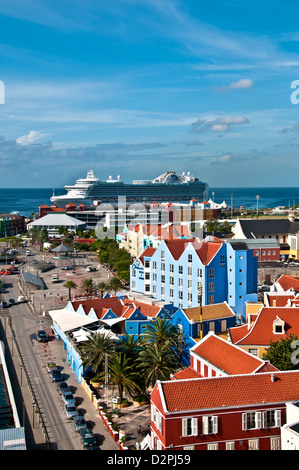 Über Ansicht Otrobanda Seite von Willemstad dock Curacao, helle niederländischen Kolonialarchitektur und Kreuzfahrtschiff zu zeigen Stockfoto