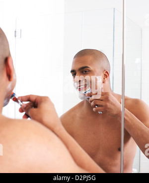 Mann im Badezimmerspiegel rasieren Stockfoto
