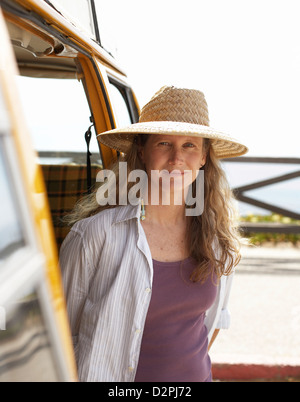 Kaukasische Frau im Tor von camper Stockfoto