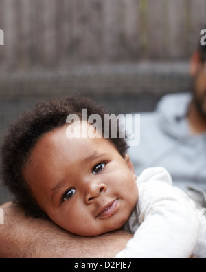 Ernsthafte African American baby Stockfoto