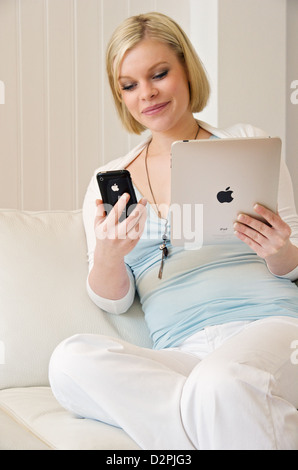 Hamburg, Deutschland, eine junge Frau mit dem iPad und dem iPhone 3G S Stockfoto