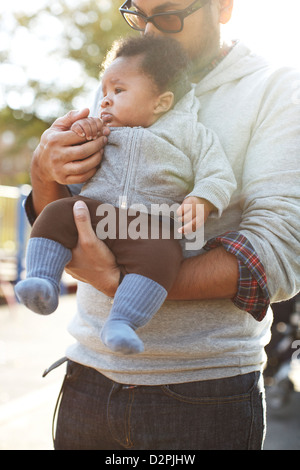 Vater Holding African American Baby boy Stockfoto