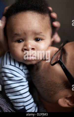 Vater küssen African American baby Stockfoto