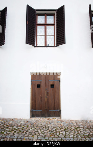 verschlossene Holztür und geöffneten Fenster im Altbau Stockfoto