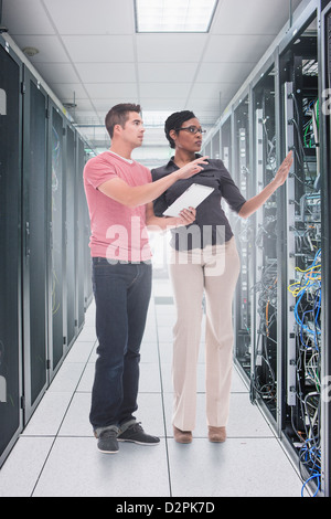 Geschäftsleute im Serverraum Stockfoto