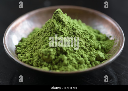 Pulverisierter grüner Tee, Matcha-Tee in eine Schüssel geben Stockfoto