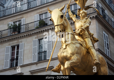 Jeanne d ' Arc. Eine vergoldete Reiterstatue von St. Joan des Bogens von Emmanuel Frémiet. Es steht an einer belebten Kreuzung auf der Rue de Rivoli in Paris. Frankreich. Stockfoto