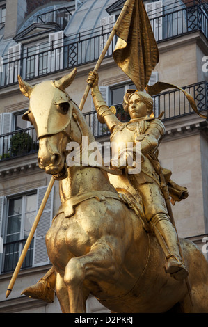 Jeanne d ' Arc. Eine vergoldete Reiterstatue von St. Joan des Bogens von Emmanuel Frémiet. Es steht an einer belebten Kreuzung auf der Rue de Rivoli in Paris. Frankreich. Stockfoto