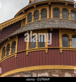 Fassade der Kirche St. Olaf in Balestrand, Norwegen entlang der Sognefjord, dem längsten Fjord in Norwegen. Stockfoto