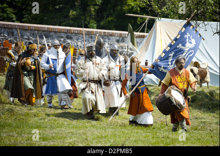 Mitglieder des historischen Verein zu sammeln, bevor die Eröffnungsfeier am "Festival Cerveny Kamen 2010" in Cerveny Kamen, Slowakei Stockfoto