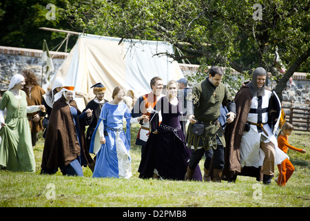 Mitglieder des historischen Verein zu sammeln, bevor die Eröffnungsfeier am "Festival Cerveny Kamen 2010" in Cerveny Kamen, Slowakei Stockfoto