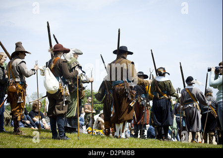 Mitglieder des historischen Verein zu sammeln, bevor die Eröffnungsfeier am "Festival Cerveny Kamen 2010" in Cerveny Kamen, Slowakei Stockfoto