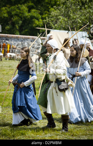 Mitglieder des historischen Verein zu sammeln, bevor die Eröffnungsfeier am "Festival Cerveny Kamen" am 22. Mai 2010 in Cerveny Kamen, Slowakei Stockfoto