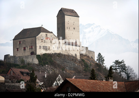 Schloss Sargans mit Alpen im Hintergrund, Schweiz Stockfoto