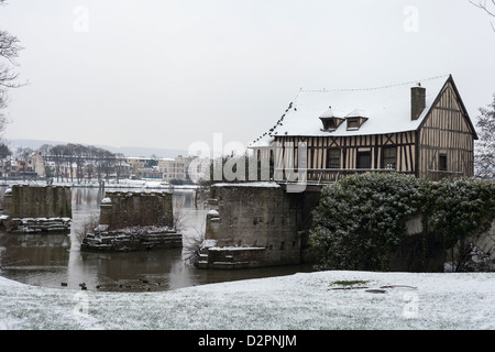 Die alte Mühle in Vernon, Eure, Frankreich, nach Schneefall. Stockfoto