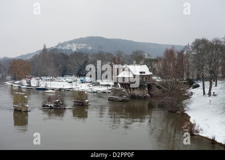 Die alte Mühle in Vernon, Eure, Frankreich, nach Schneefall. Stockfoto