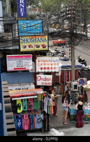 Straßenschilder in der Nähe von Khao San Roan in Bangkok, Thailand Stockfoto