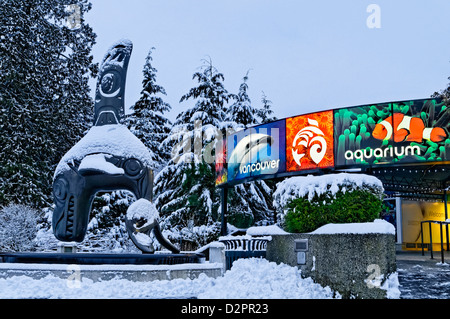 Bill Reids Bronzeskulptur "Chief of the Undersea World" im Winter, Vancouver Aquarium, Stanley Park, Vancouver, BC Kanada Stockfoto