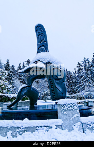 Bill Reids Bronzeskulptur "Chief of the Undersea World" im Winter, Vancouver Aquarium, Stanley Park, Vancouver, BC Kanada Stockfoto