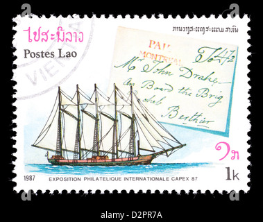 Briefmarke aus Laos Darstellung ein Paket Schiff und stampless Brief. Stockfoto