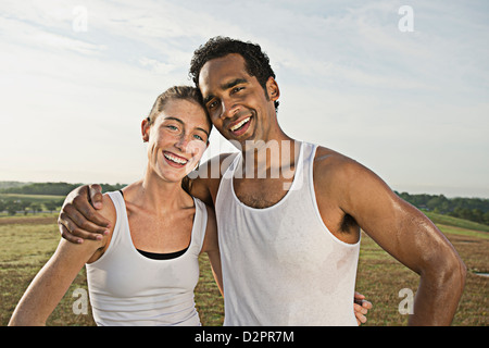 Paar umarmt im Feld Stockfoto
