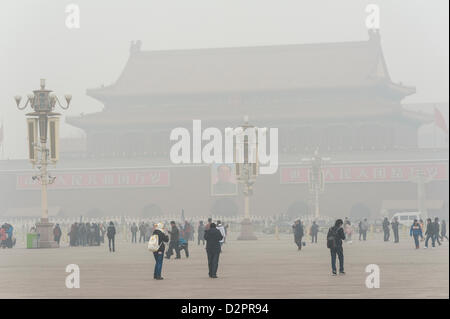 Peking, China. 29. Januar 2013. Tiananmen-Turm in 29. Januar 2013 durch den dichten Nebel und Dunst gehüllt. Mit der Beschleunigung der Urbanisierung, Umweltverschmutzung durch die Industrie, Automobil-Auspuff und also mehr und mehr auf Chinas Städte zunehmend schwere Luftverschmutzung und schlechter Luftqualität.  Bildnachweis: AvadaRM / Alamy Live News Stockfoto