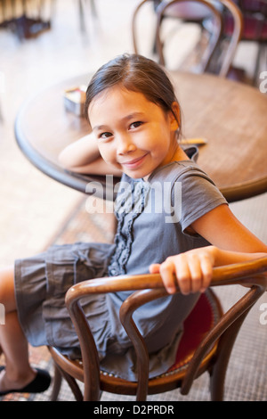 Asiatische Mädchen sitzen im café Stockfoto