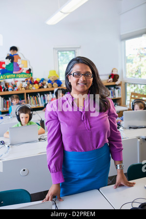 Indische Lehrer im Klassenzimmer stehen Stockfoto