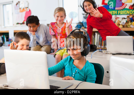 Studenten, die mit Laptops im Klassenzimmer Stockfoto