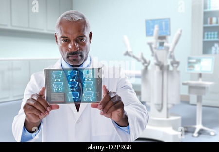 Schwarzen Doktor Blick auf digital-Tablette Stockfoto