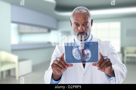 Schwarzen Doktor mit Digitalanzeige in Arztpraxis Stockfoto