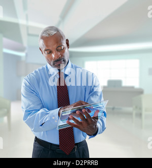 Schwarze Geschäftsmann mit digital-Tablette Stockfoto