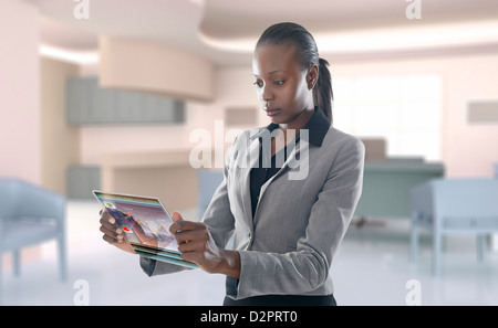 Afrikanische amerikanische Geschäftsfrau mit Digitalanzeige Stockfoto