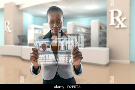Afrikanische amerikanische Geschäftsfrau mit Digitalanzeige in Apotheke Stockfoto